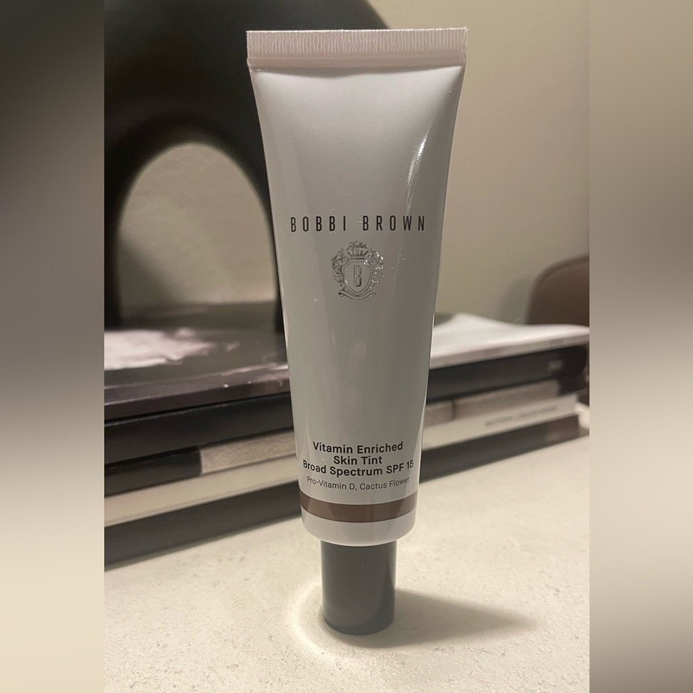 Bobbi Brown Vitamin Enriched Hydrating Skin Tint SPF 15 Hyaluronic Acid - Picture 5 of 9